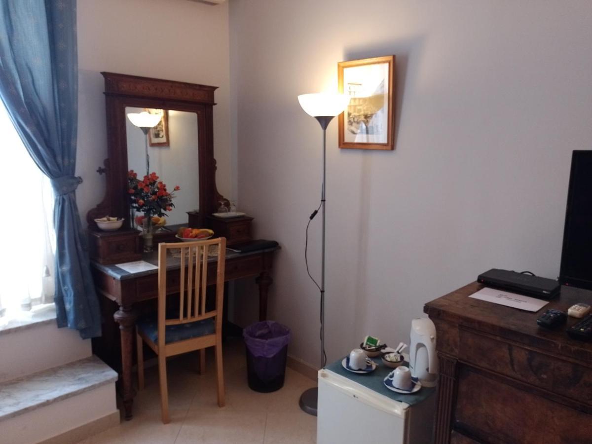 B&B Cupole E Campanili Napoli Bagian luar foto