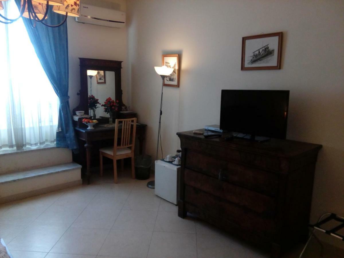 B&B Cupole E Campanili Napoli Bagian luar foto