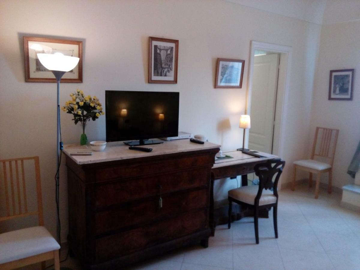B&B Cupole E Campanili Napoli Bagian luar foto